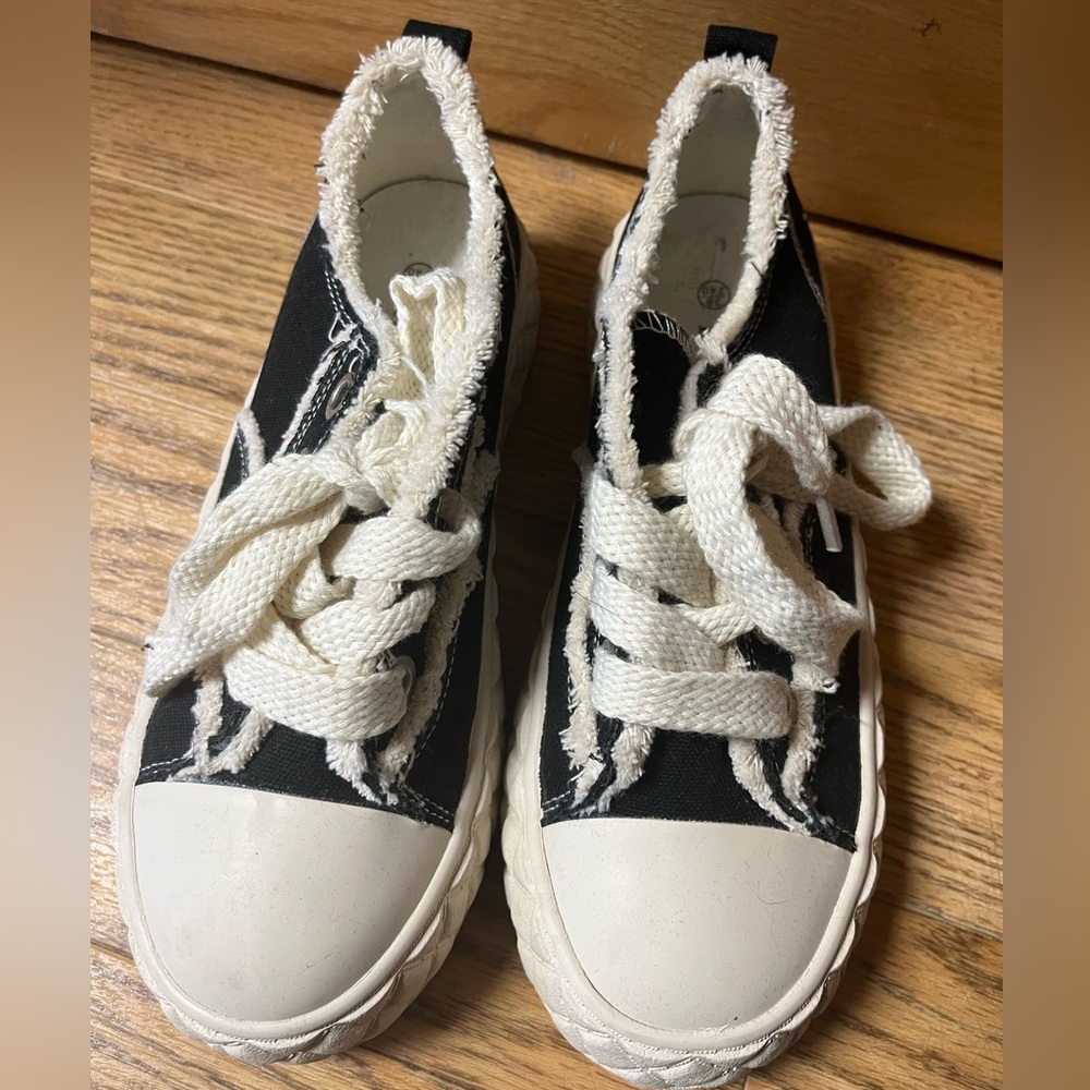 Thick Lace Canvas Sneakers Black and Beige